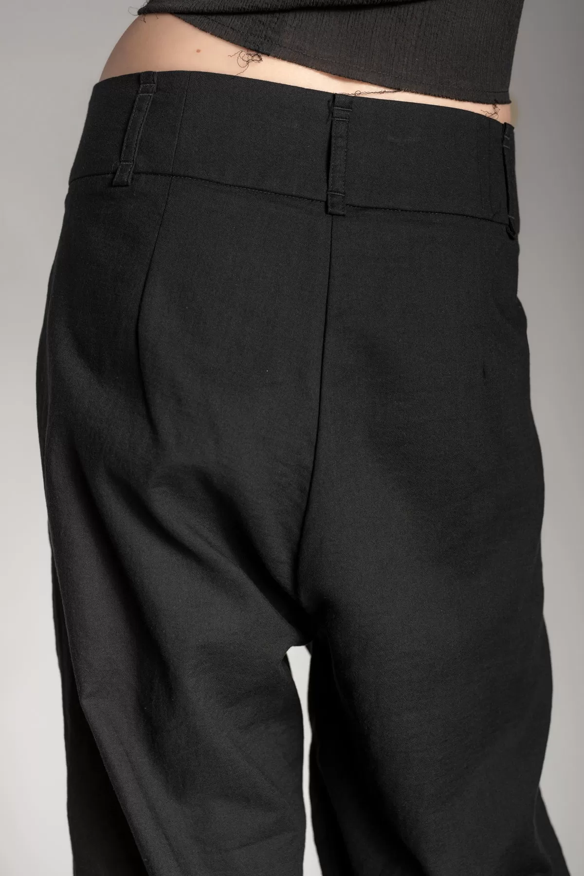 eigensinnig wien | Leontion | Designer Baggy Pants für Damen aus Baumwolle in Schwarz