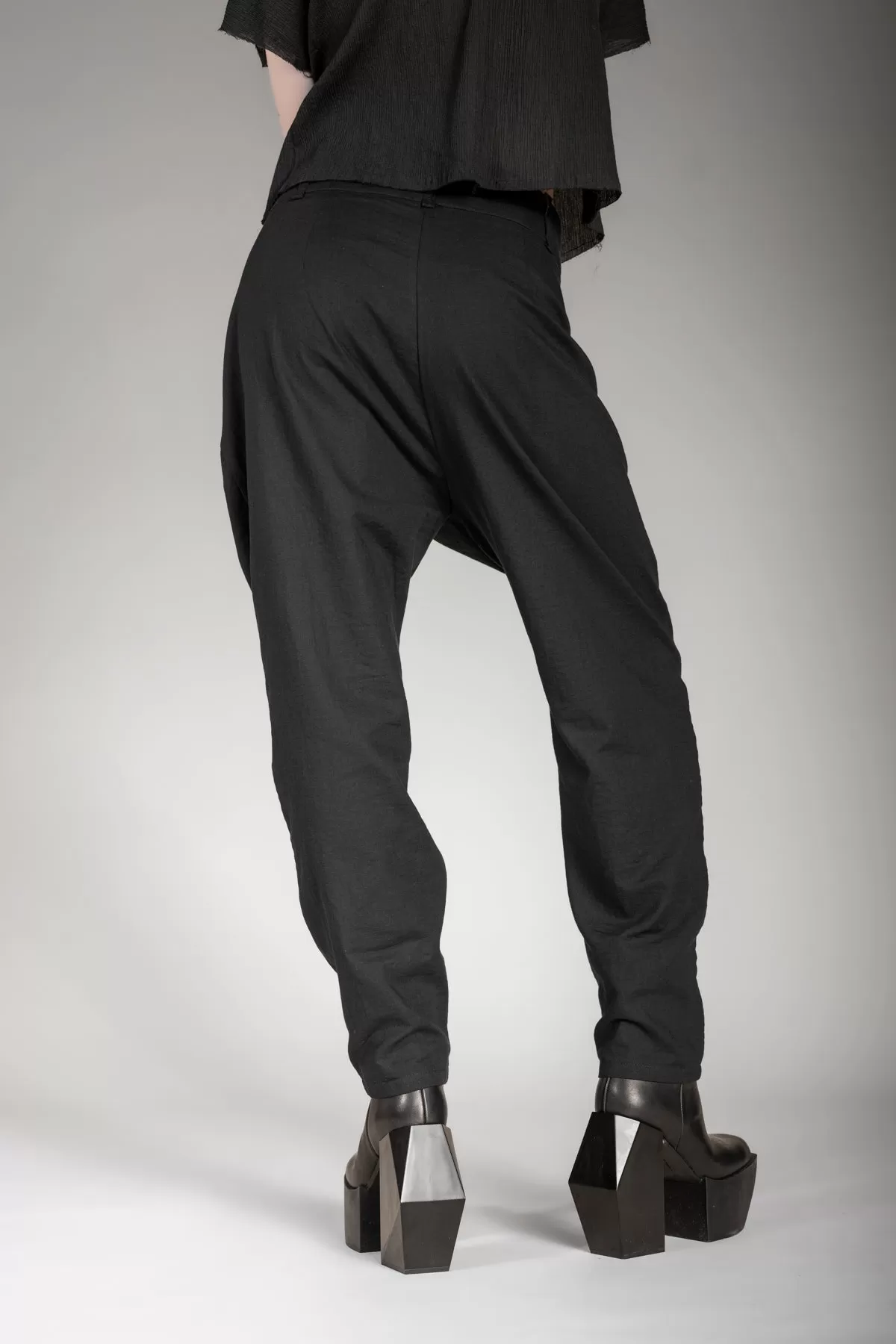 eigensinnig wien | Leontion | Designer Baggy Pants für Damen aus Baumwolle in Schwarz