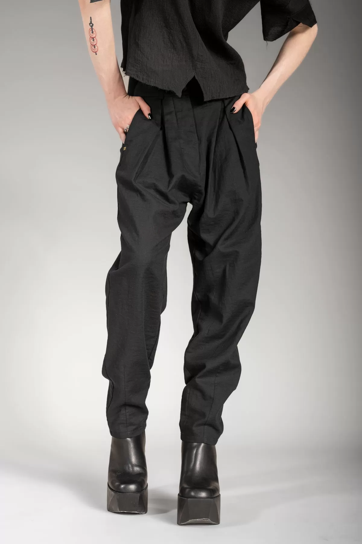 eigensinnig wien | Leontion | Designer Baggy Pants für Damen aus Baumwolle in Schwarz