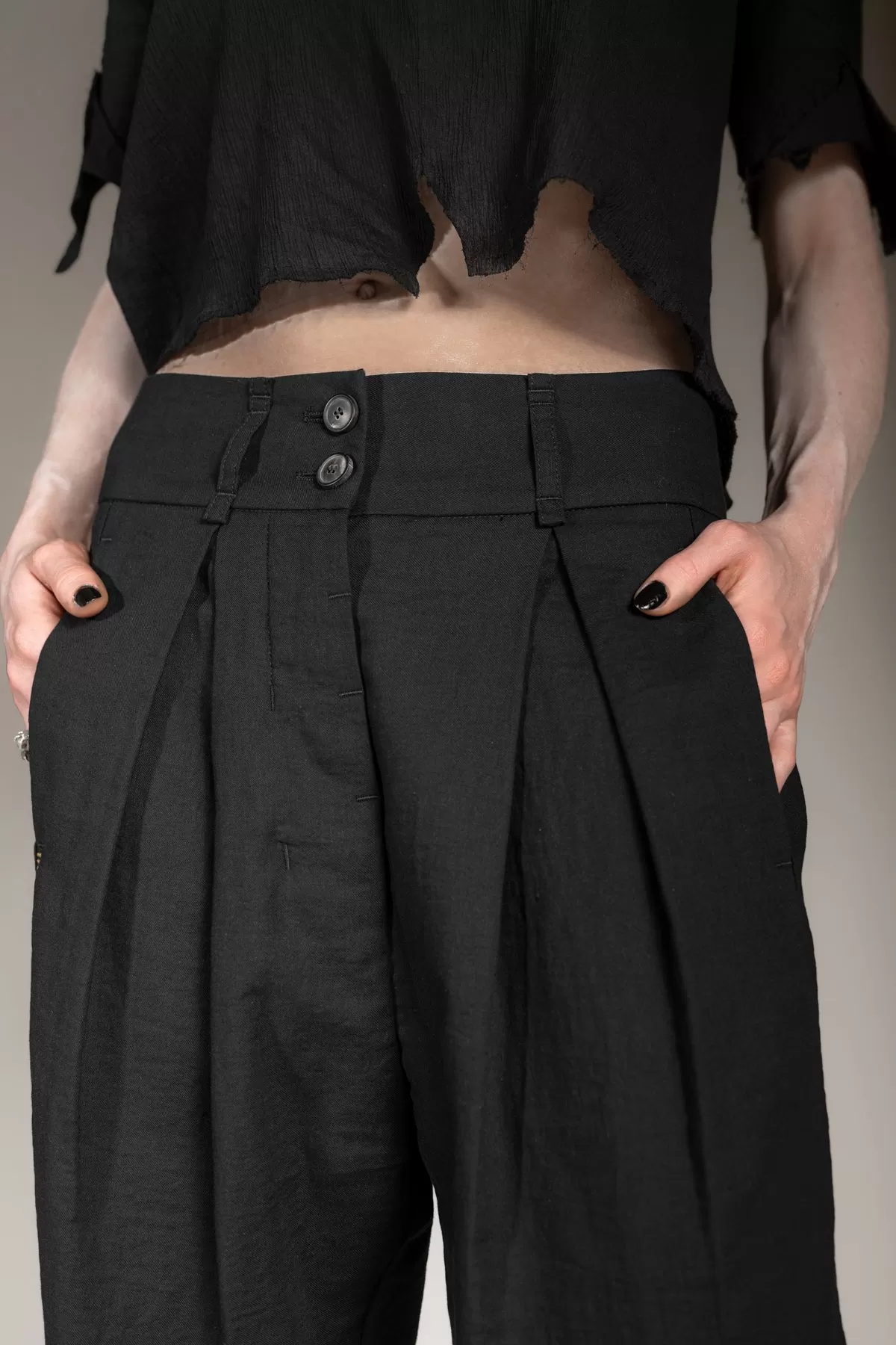 eigensinnig wien | Leontion | Designer Baggy Pants für Damen aus Baumwolle in Schwarz