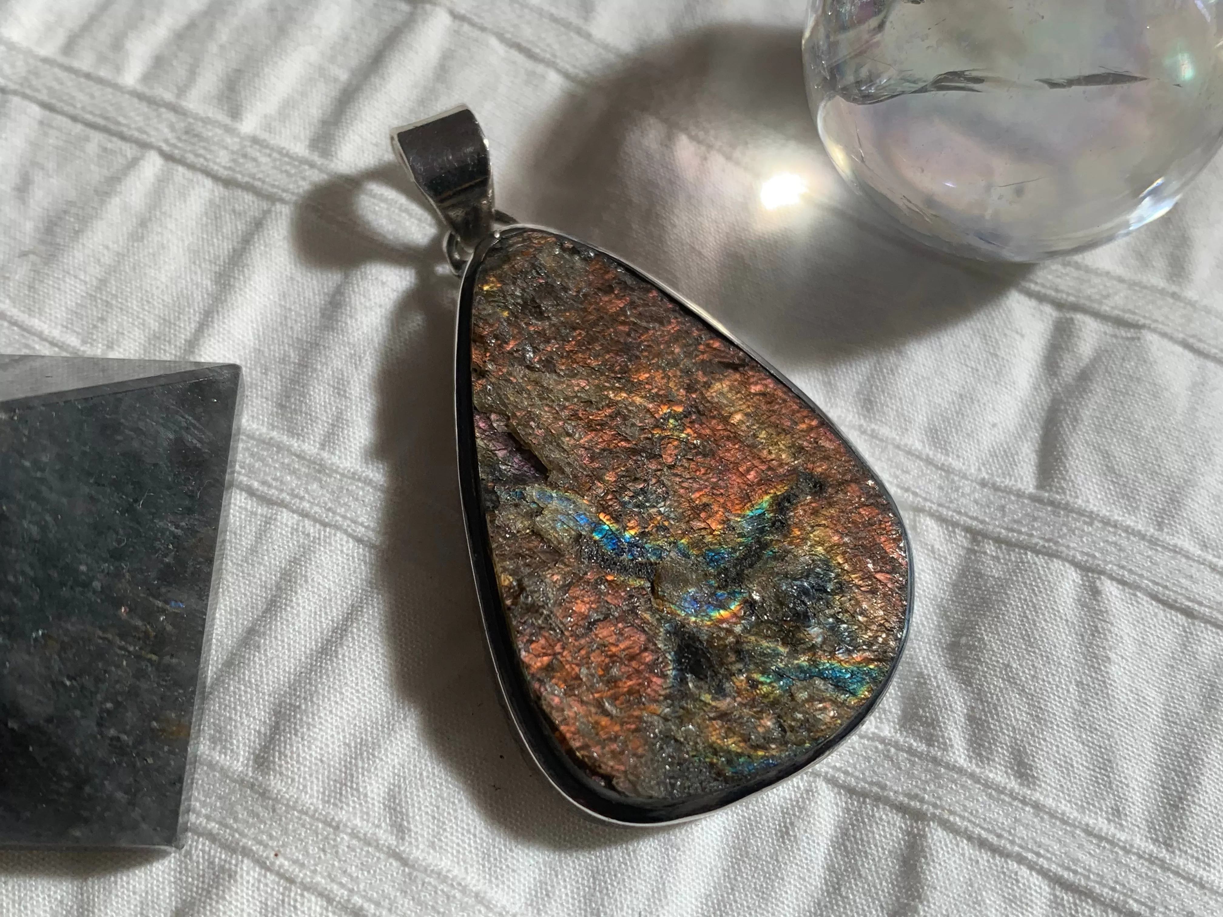 Raw Labradorite Akoni Pendant - Freeform