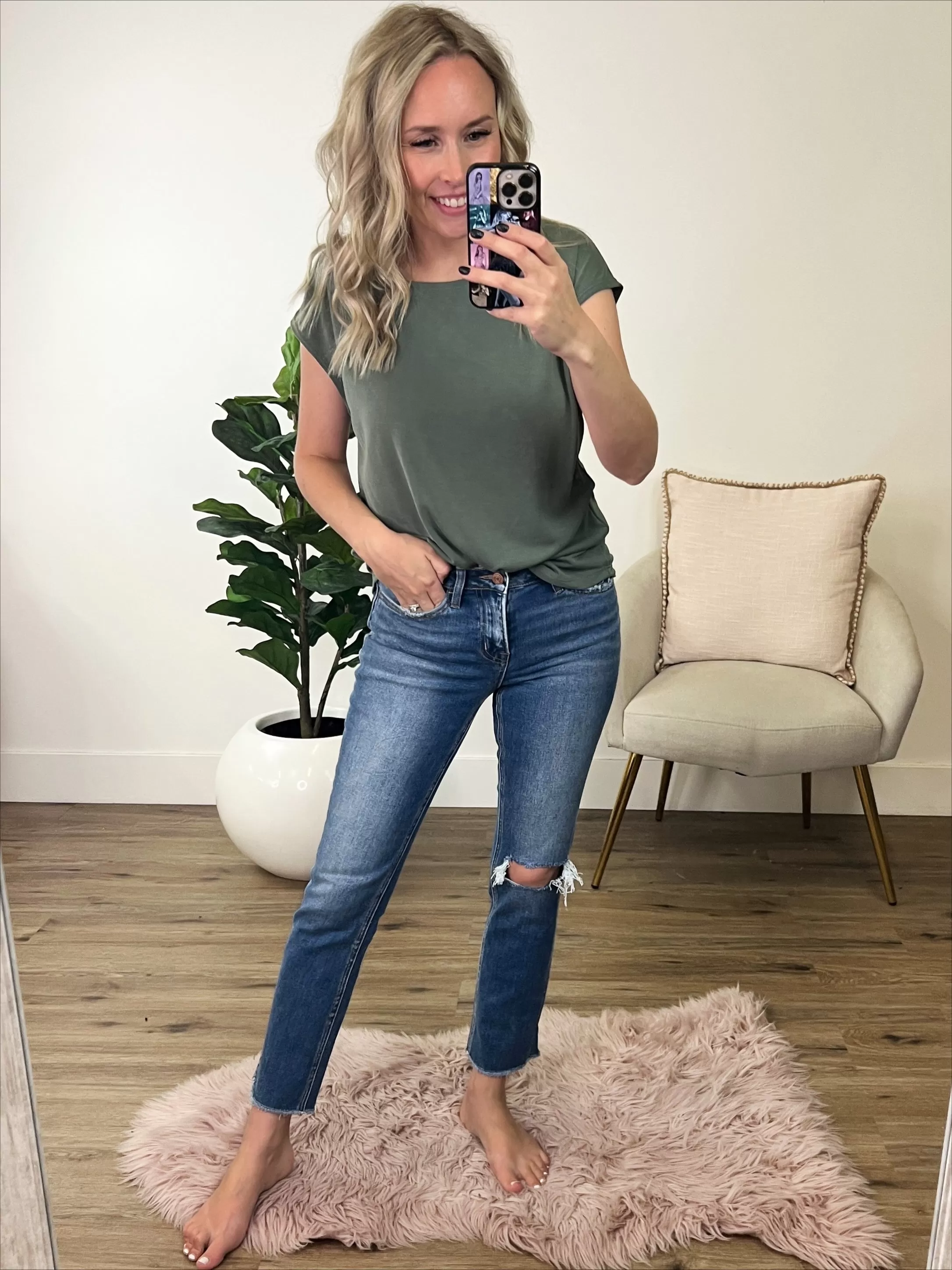 Vervet Taylor Distressed Knee Straight Jeans